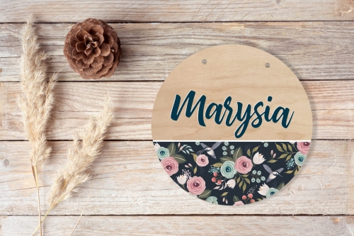 Drewniana tabliczka z imieniem - okrągła - Kwiaty