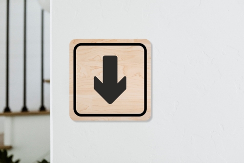 Drewniana tabliczka informacyjna - kwadratowa - strzałka w dół 01