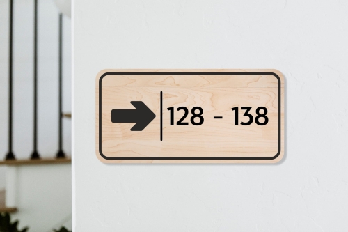 Drewniana tabliczka informacyjna - prostokątna - pokoje / apartamenty i strzałka