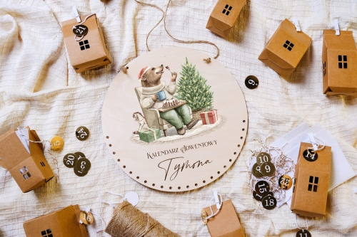 Drewniany kalendarz adwentowy z imieniem 09