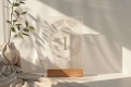 Elegancki akrylowy numerek na stół z beżowym nadrukiem 01