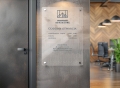 Akrylowy Szyld z Twoim Logo - Szyld reklamowy z plexi - 25 x 40 cm 