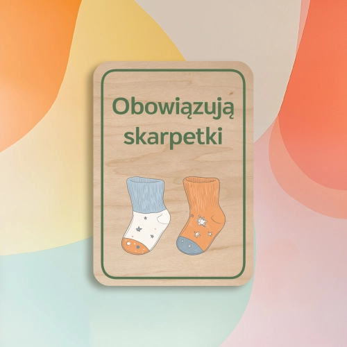 drewniana tabliczka do bawialni - obowiązują skarpetki 01 a.webp