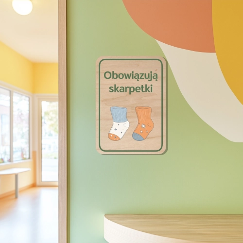 drewniana tabliczka do bawialni - obowiązują skarpetki 01 b.webp