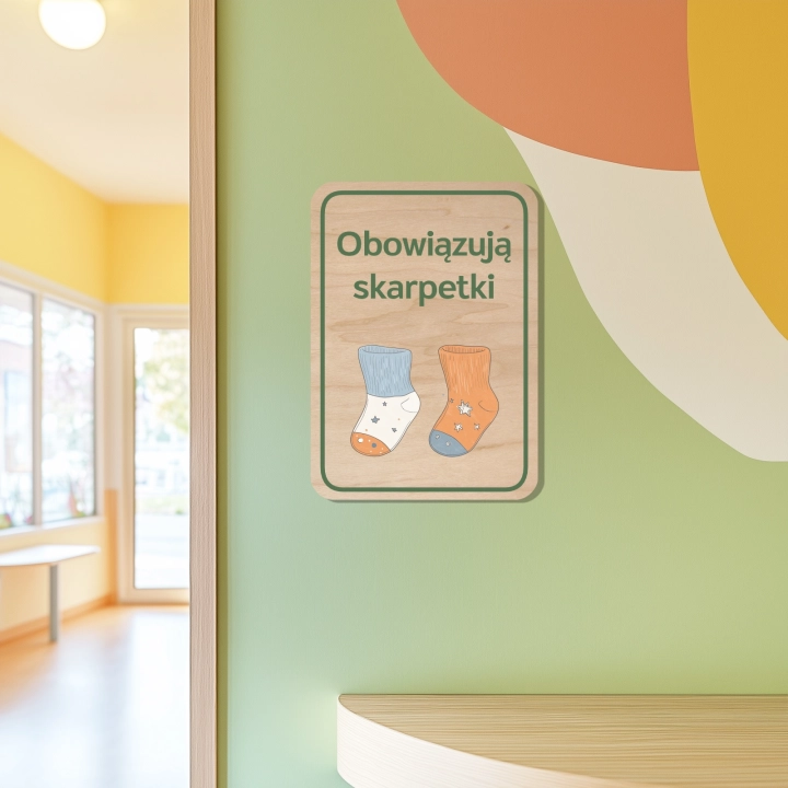 drewniana tabliczka do bawialni - obowiązują skarpetki 01 b.webp