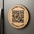 Drewniany magnes z nazwą firmy i kodem QR - 7,5 cm