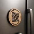 Drewniany magnes z nazwą firmy i kodem QR - 7,5 cm