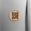 Drewniany magnes z nazwą firmy i kodem QR - 7,5 cm