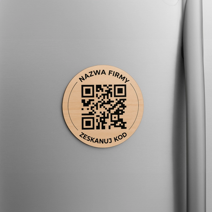drewniany magnes z kodem QR i nazwą firmy 1a.webp