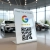 biały stand akrylowy z kodem QR google 01c.webp