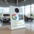 biały stand akrylowy z kodem QR google i logo 01.webp