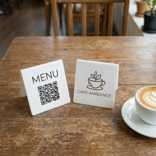 biała Tabliczka akrylowa na stolik z kodem qr do menu i logo 02.webp