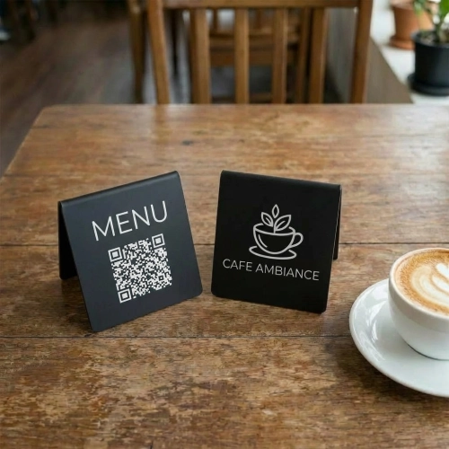 czarna Tabliczka akrylowa na stolik z kodem qr do menu i logo 02.webp